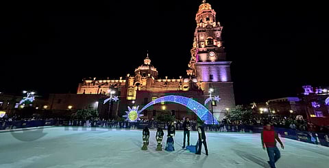 Inauguran pista de hielo gratuita e iluminan el Centro de Morelia