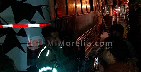 Reportan incendio en autobús de banda, cerca de "La Monumental" de Morelia
