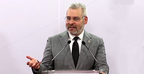 Falso, que cuatro alcaldes no atiendan desde sus municipios por inseguridad: Bedolla