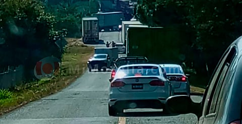 Actualización: Bloquean la carretera libre Uruapan-Pátzcuaro a la altura de San Ángel Zurumucapio