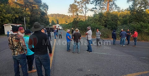 Pobladores de San Ángel Zurumucapio abrirán periódicamente la autopista y carretera Uruapan-Pátzcuaro 