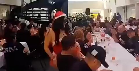 Policías en Córdoba, celebran su posada con bailarina en poca ropa [VIDEO]