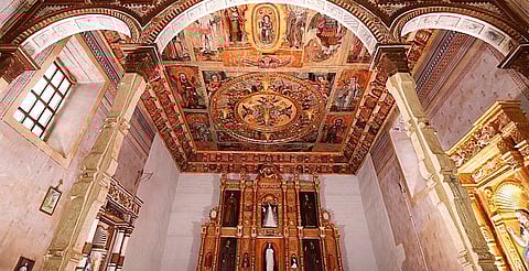 Sale a la luz pintura original del Templo de Santa María Huiramangaro, en Pátzcuaro, durante restauración