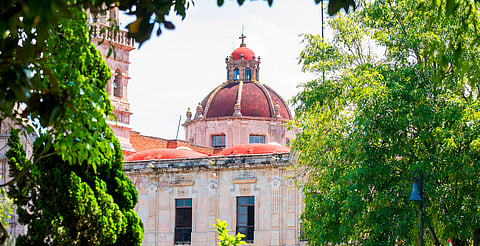 Contaminación vehicular destruye patrimonio del Centro Histórico de Morelia, alerta experto