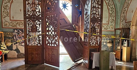 Choca su auto contra puertas de la Parroquia de San Juan Bautista, en Maravatío