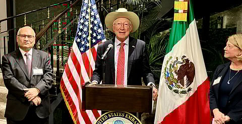 Ken Salazar da su última conferencia como embajador en México
