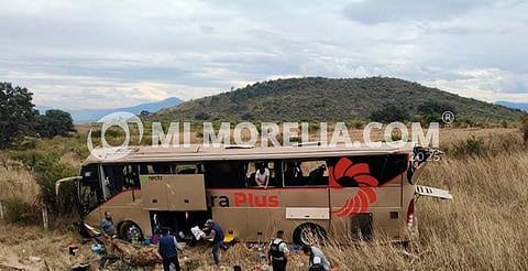 Autobús de Primera Plus vuelca en la México - Guadalajara