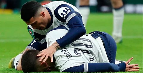 Jugador de Tottenham se desvanece en pleno partido [VIDEO]