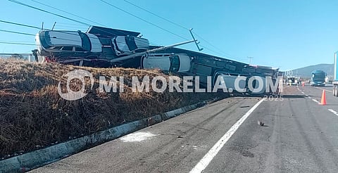 Camión “nodriza” que transportaba autos volcó y derribó poste de CFE en la Pátzcuaro – Copándaro