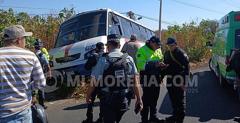 Microbús se accidenta en Michoacán; hay 12 heridos