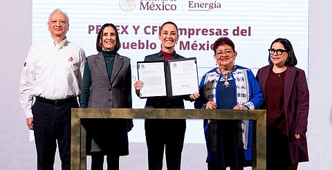 Firma Sheinbaum leyes secundarias para que CFE y Pemex regresen a ser empresas públicas