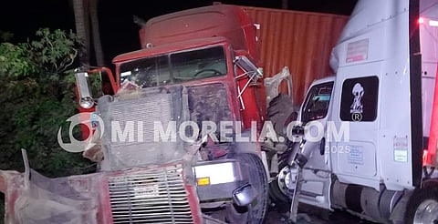 Fuerte choque entre tráileres en la Siglo XXI, deja un herido grave 