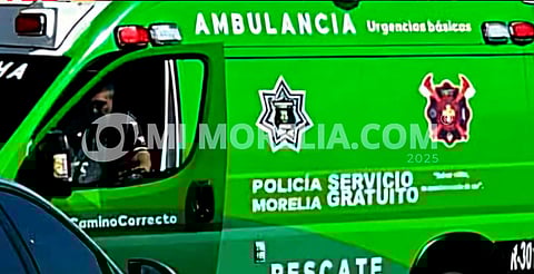 Dos chavitos heridos tras chocar su motocicleta contra camioneta en la Morelia-Chiquimitío