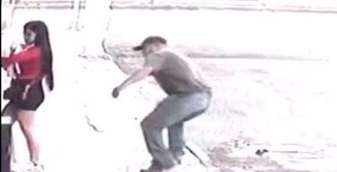 Hombre muerde el glúteo a una joven y huye en su carro [VIDEO]