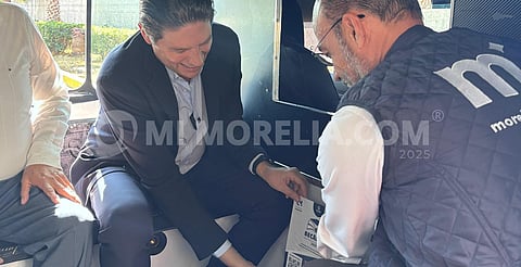 Pegan carteles en combis de Morelia para difundir programa de becas 2025