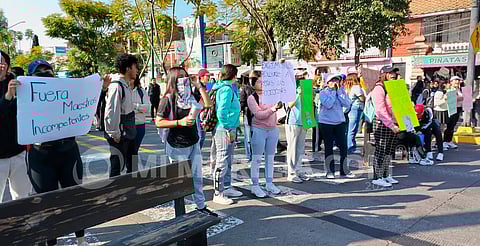 Estudiantes del IMCED se manifiestan en Morelia por presunta falta de apoyo