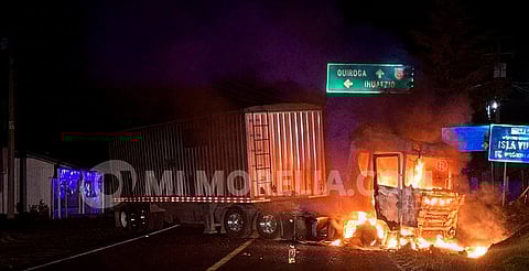 Amanece Zacapu con enfrentamientos; con vehículos incendiados bloquearon vialidades