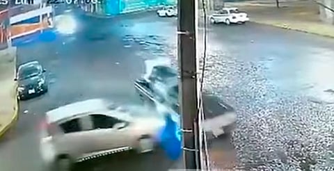 Cámaras captan choque entre auto y camioneta en Morelia [VIDEO]
