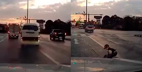 En Tailandia, niño de 7 años cae de transporte escolar y chofer sigue su camino [Video]