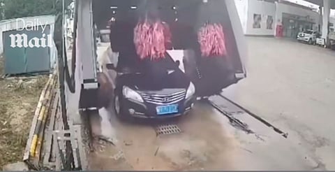 Conductor impaciente terminó causando daños en un autolavado automático