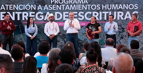 Con escrituras, Bedolla da certeza patrimonial a más de 100 familias de Los Reyes