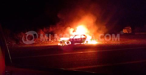 Auto arde en llamas en la autopista Siglo XXI