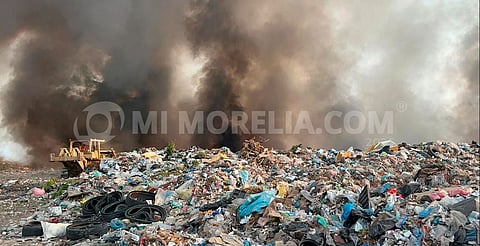 Bomberos combaten sin descanso incendio en Basurero Municipal de Apatzingán