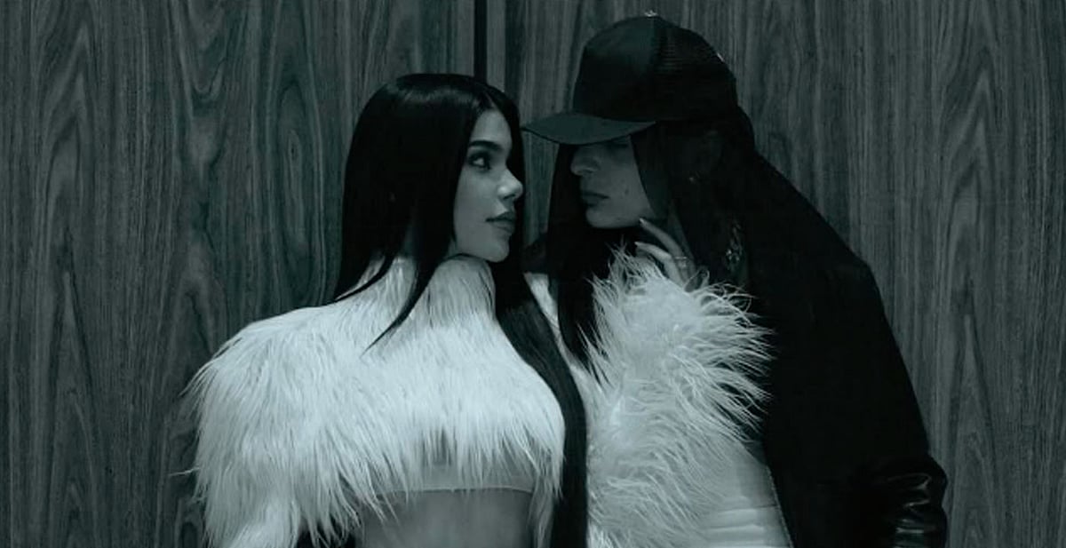 Kenia Os, protagonista del videoclip "Rari" de Peso Pluma