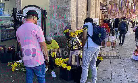 Morelianos amanecen regalando flores amarillas; ¿por qué?