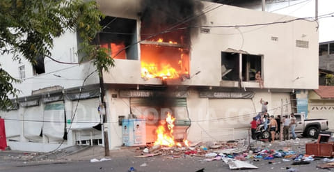 Se registra fuerte explosión en tienda de Apatzingán