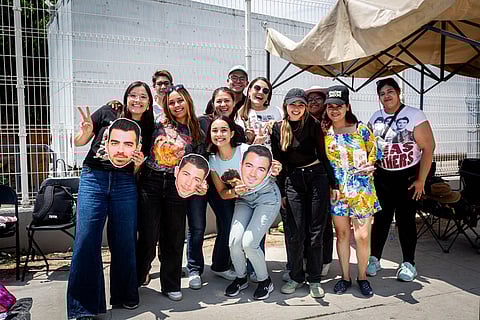 Fans esperan formados para el concierto de los Jonas Brothers en Irapuato