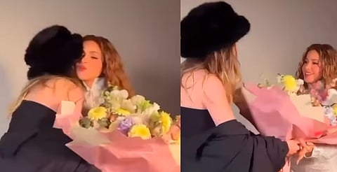 Belinda sorprende a Shakira con flores durante su ultimó concierto en CDMX [VIDEO]