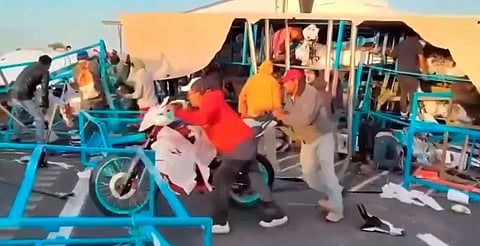 Volcó tráiler con motos y la rapiña no se hizo esperar, en Jilotepec [VIDEO]