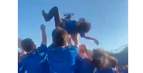 Lanzan a estudiante al aire, no lo detienen y cae al suelo [VIDEO]