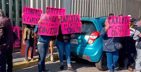 Un grupo de personas se manifestó con carteles en apoyo a doña Carlota afuera del juzgado