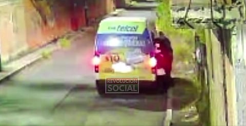 Graban a chofer de combi arrojando basura en vía pública de Morelia