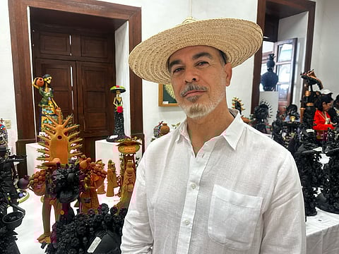 Escultor michoacano Javier Marín invita a visitar el Tianguis Artesanal de Uruapan