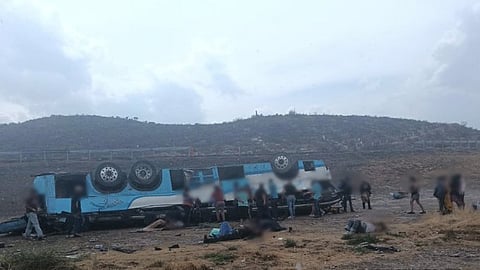 Vuelca autobús con 40 pasajeros en carretera de Nuevo León; reportan heridos