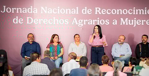 Gladyz Butanda participa en entrega de títulos de propiedad agraria a mujeres