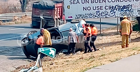 Auto vuelca en la Morelia-Salamanca; no se registran lesionados 