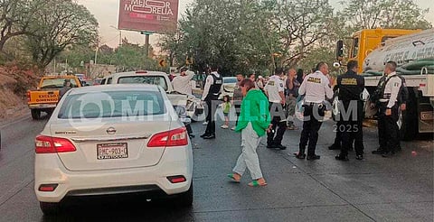 Reportan una mujer lesionada en carambola del libramiento de Morelia