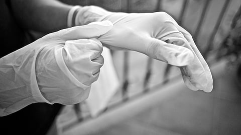 OMS advierte sobre uso excesivo de guantes médicos: “lavado de manos, siempre”