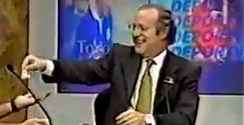 Resurge video en el que José Ramón Fernández saca una bolsa con polvo blanco frente a Brozo en programa de televisión