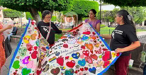 Con hilo y manta, madres buscadoras convierten el 10 de mayo en un acto de lucha y memoria