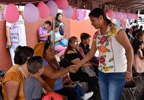 Celeste Ascencio celebra el Día de las Madres con las mujeres de su tierra natal
