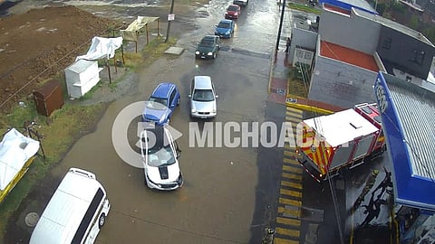 Chocan tras fuerte lluvia en Morelia