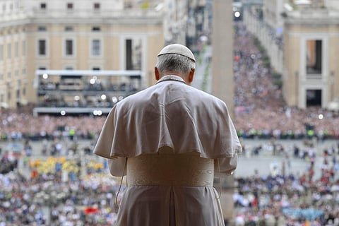 Con una sonrisa y una cruz relicario, así luce el papa León XIV en su retrato oficial