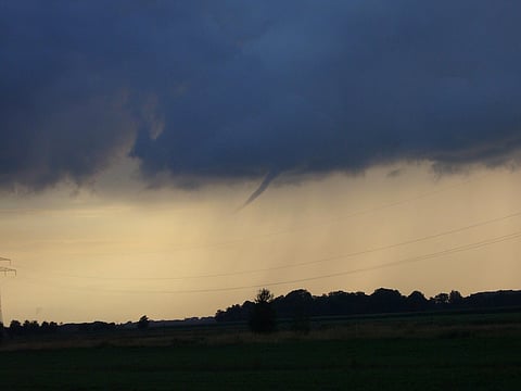 Tornados dejan 28 muertos en EU; hay alerta en varios estados