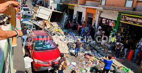 Autoridades confirman un muerto tras choque de camión de basura en Zitácuaro