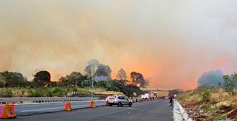Densa nube de humo complica tránsito en autopista Pátzcuaro–Uruapan